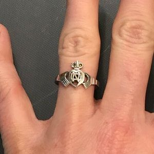 Women’s Sterling Silver Notre Dame Claddagh ring.